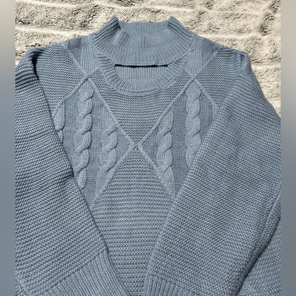 Steve Madden sweater with a mock neck, a cutout, and a cable knit pattern. Sz S - Picture 4 of 5